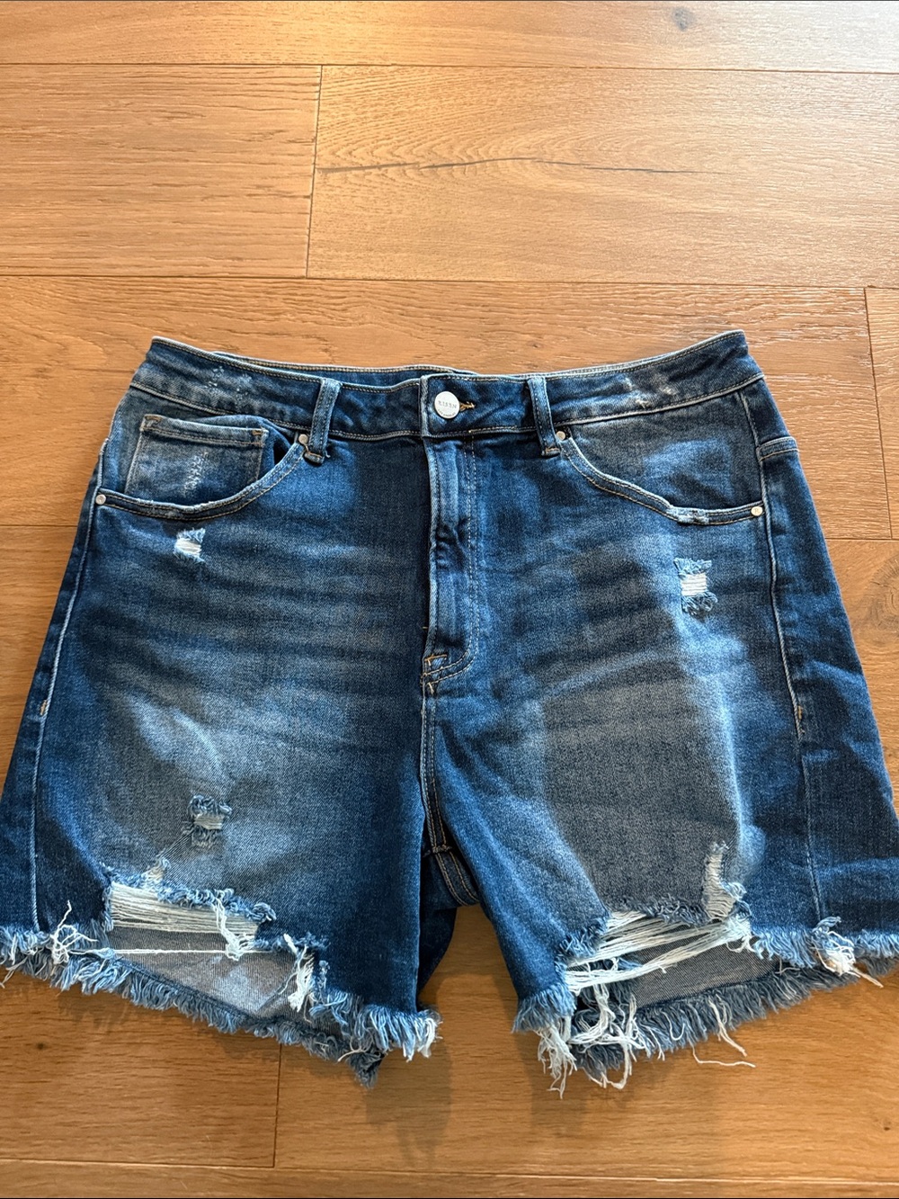 Risen by Wild Oak Boutique Women's Distressed Dark Denim Shorts - Blue
